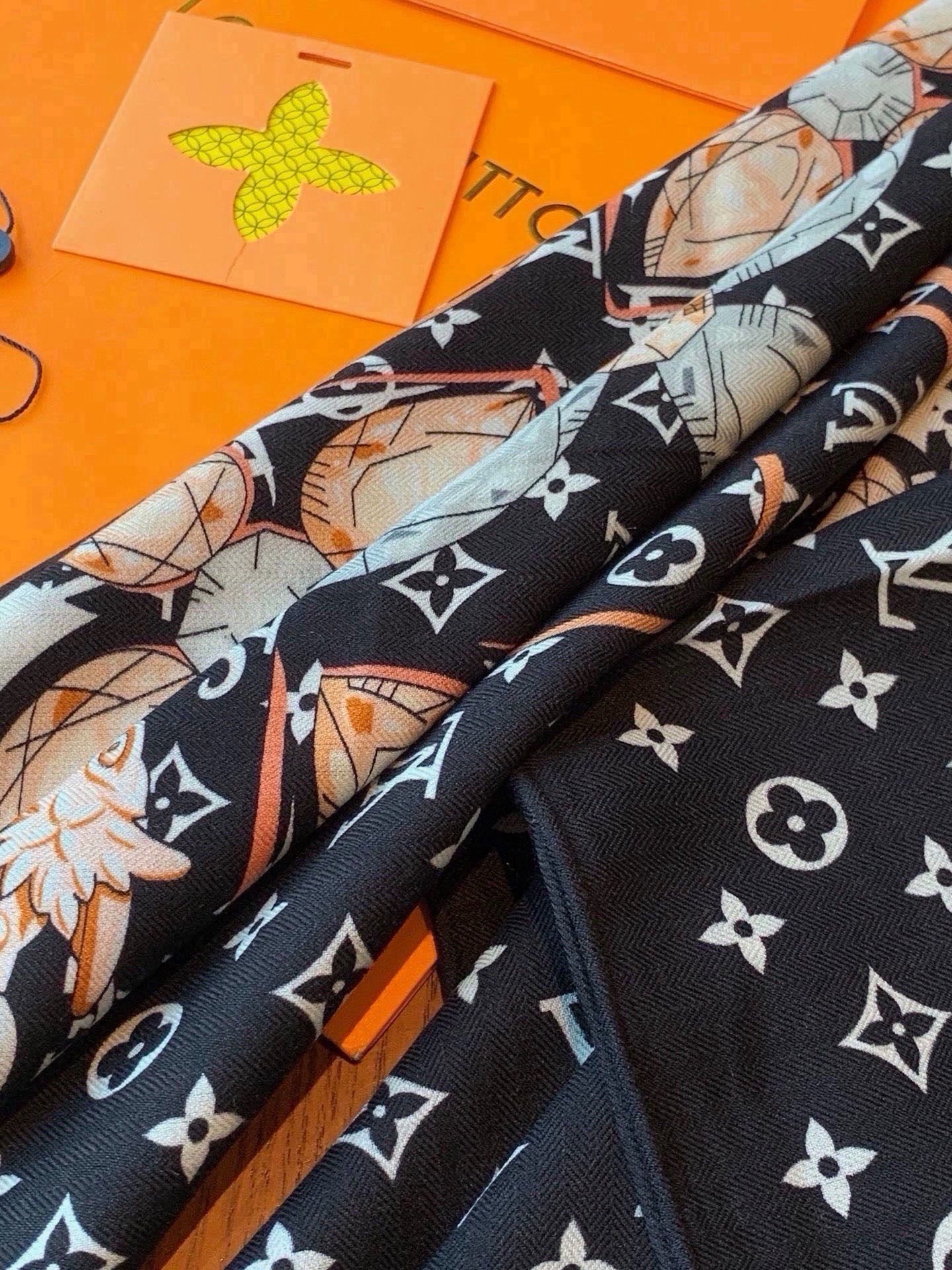 🆕 LV x TM 140披肩 【140顶级丝绒双面同色披肩】 本款L Multicolor披肩出自路易威登与知名日本 🆕 LV x TM 140披肩 【140顶级丝绒双面同色披肩】 本款L Multicolor披肩出自路易威登与知名日本