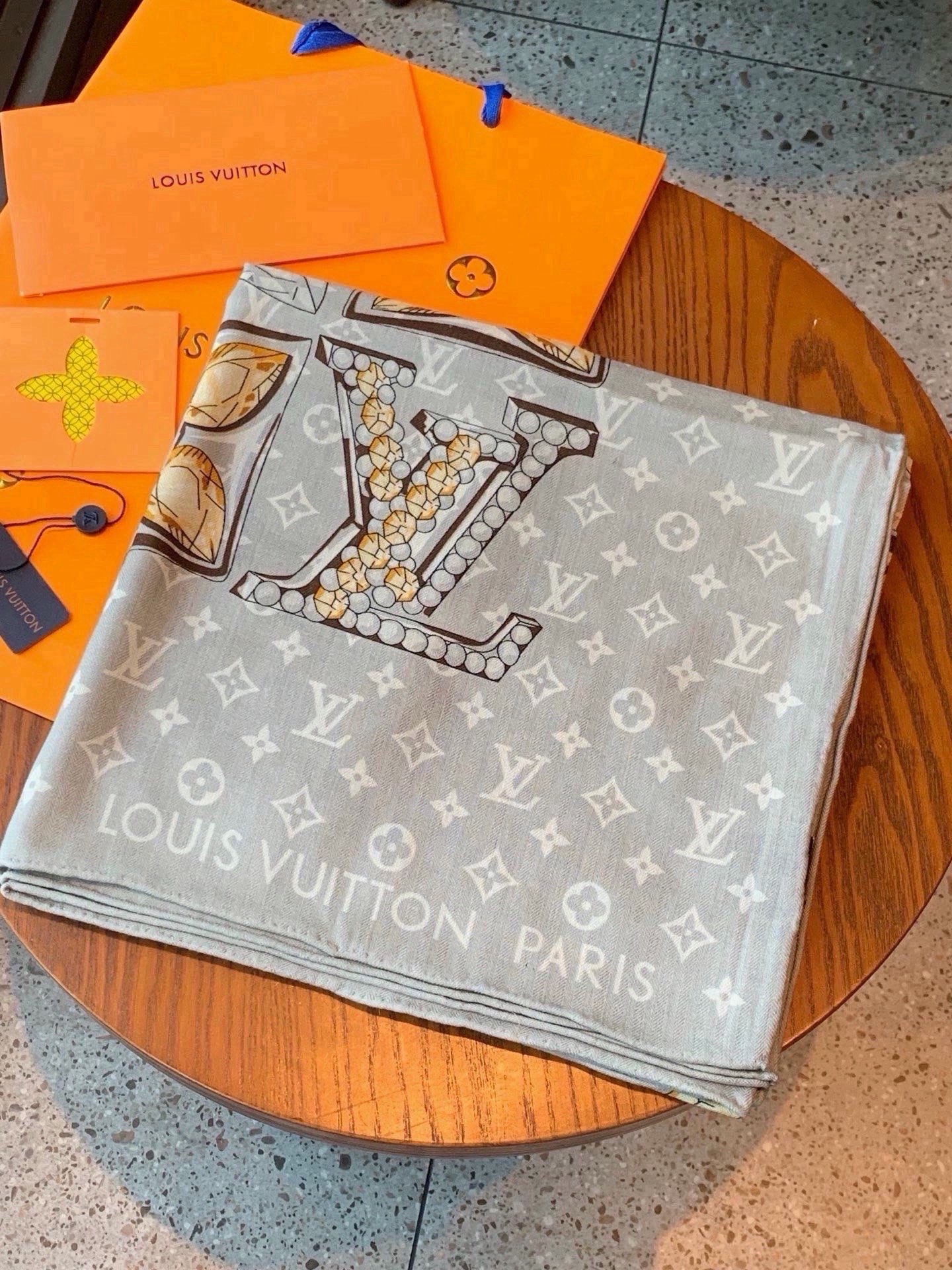 🆕 LV x TM 140披肩 【140顶级丝绒双面同色披肩】 本款L Multicolor披肩出自路易威登与知名日本 🆕 LV x TM 140披肩 【140顶级丝绒双面同色披肩】 本款L Multicolor披肩出自路易威登与知名日本
