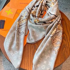 🆕 LV x TM 140披肩 【140顶级丝绒双面同色披肩】 本款L Multicolor披肩出自路易威登与知名日本 🆕 LV x TM 140披肩 【140顶级丝绒双面同色披肩】 本款L Multicolor披肩出自路易威登与知名日本
