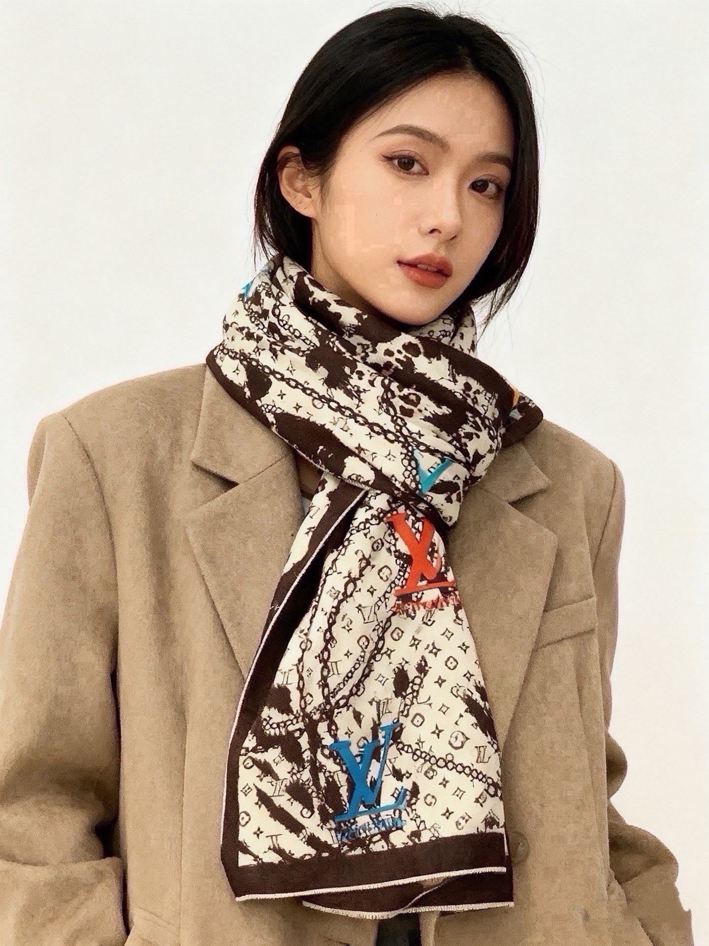 🆕 LV x TM 140披肩 【140顶级丝绒双面同色披肩】 本款L Multicolor披肩出自路易威登与知名日本 🆕 LV x TM 140披肩 【140顶级丝绒双面同色披肩】 本款L Multicolor披肩出自路易威登与知名日本
