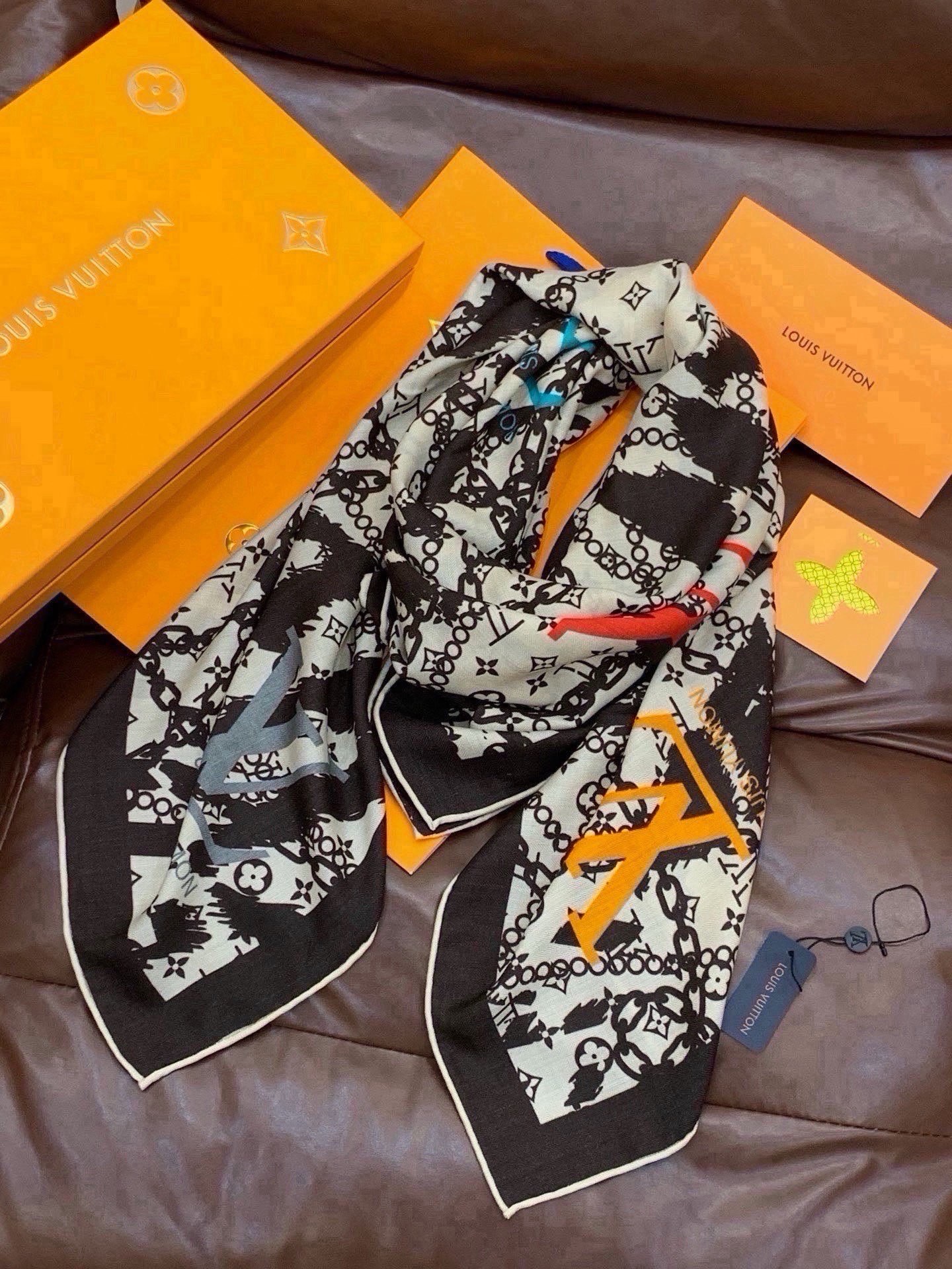 🆕 LV x TM 140披肩 【140顶级丝绒双面同色披肩】 本款L Multicolor披肩出自路易威登与知名日本 🆕 LV x TM 140披肩 【140顶级丝绒双面同色披肩】 本款L Multicolor披肩出自路易威登与知名日本