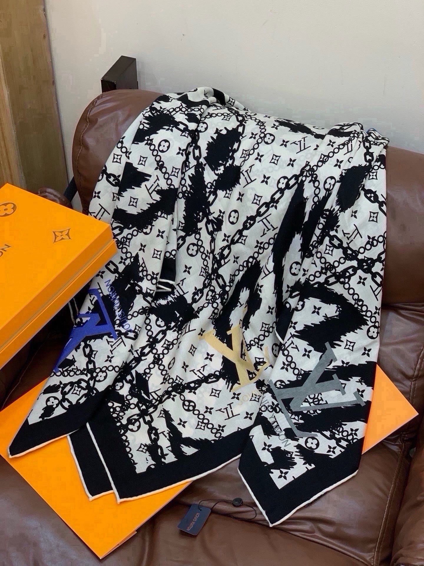 🆕 LV x TM 140披肩 【140顶级丝绒双面同色披肩】 本款L Multicolor披肩出自路易威登与知名日本 🆕 LV x TM 140披肩 【140顶级丝绒双面同色披肩】 本款L Multicolor披肩出自路易威登与知名日本