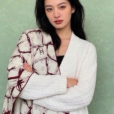 🆕 高级成衣系列~Chanel 【140双面同色丝绒披肩】 此系列谱写一曲自由轻灵的赞歌 本系列作品创新演绎品牌的 🆕 高级成衣系列~Chanel 【140双面同色丝绒披肩】 此系列谱写一曲自由轻灵的赞歌 本系列作品创新演绎品牌的