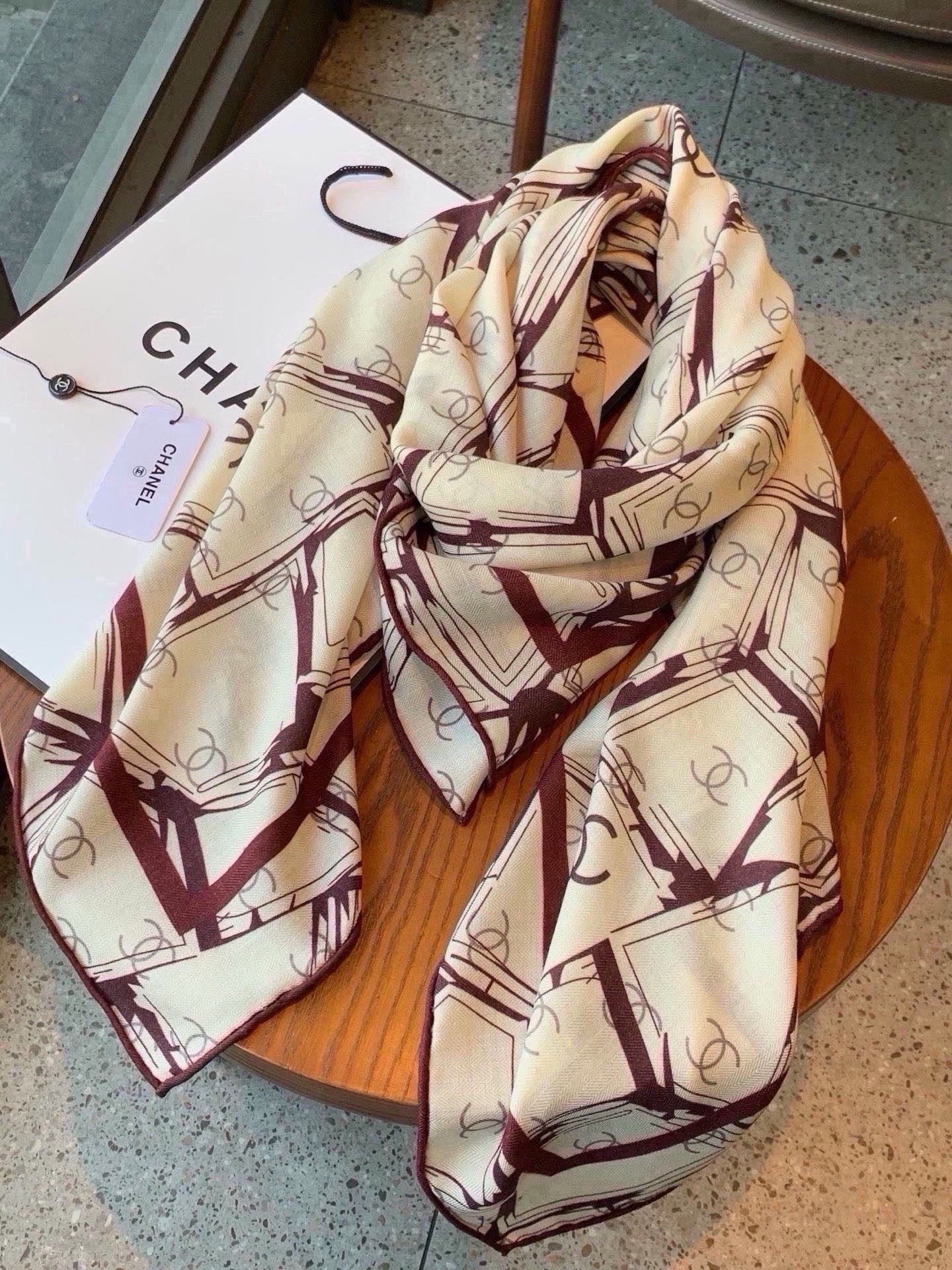 🆕 高级成衣系列~Chanel 【140双面同色丝绒披肩】 此系列谱写一曲自由轻灵的赞歌 本系列作品创新演绎品牌的 🆕 高级成衣系列~Chanel 【140双面同色丝绒披肩】 此系列谱写一曲自由轻灵的赞歌 本系列作品创新演绎品牌的