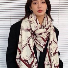 🆕 高级成衣系列~Chanel 【140双面同色丝绒披肩】 此系列谱写一曲自由轻灵的赞歌 本系列作品创新演绎品牌的 🆕 高级成衣系列~Chanel 【140双面同色丝绒披肩】 此系列谱写一曲自由轻灵的赞歌 本系列作品创新演绎品牌的