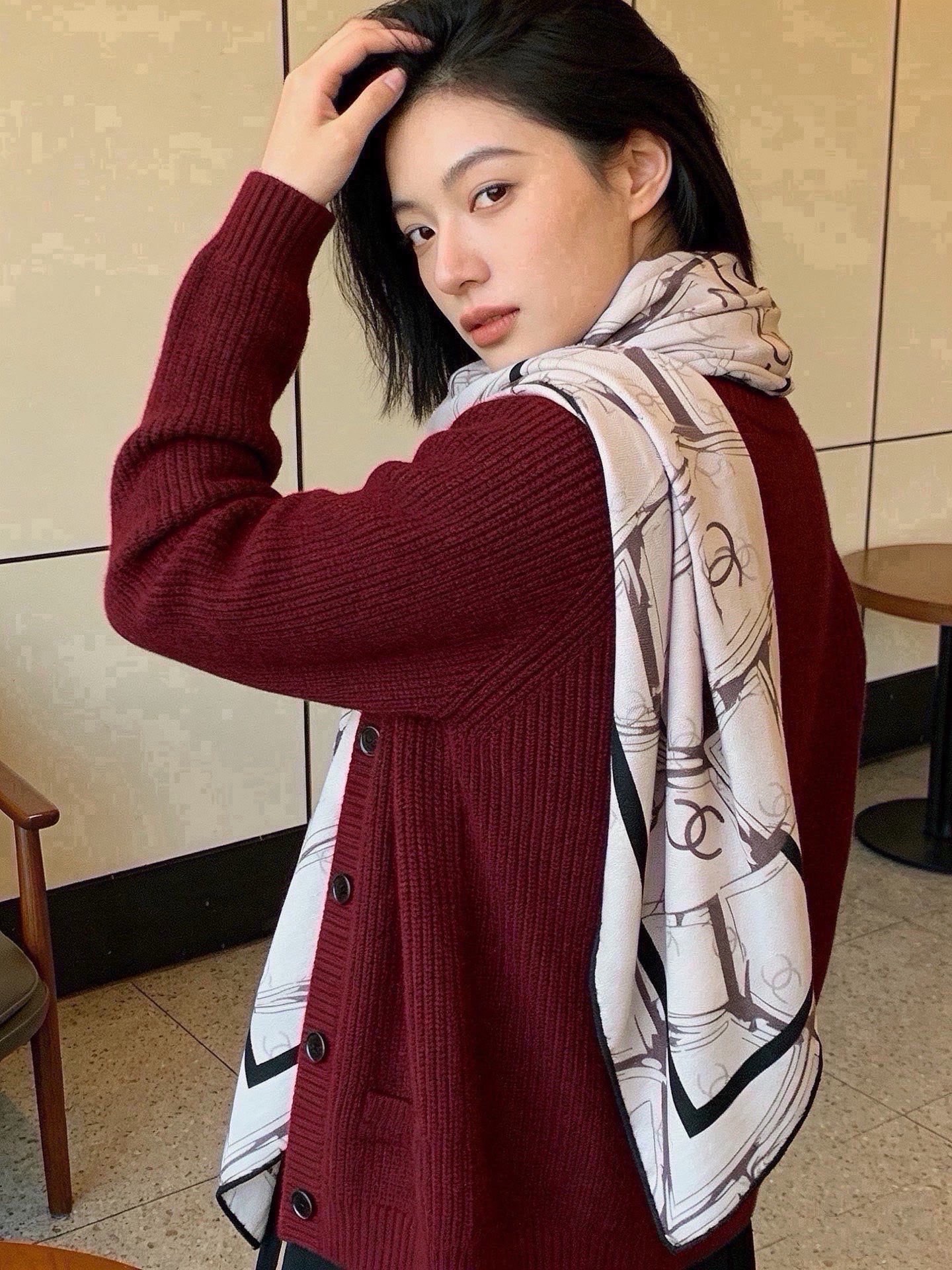 🆕 高级成衣系列~Chanel 【140双面同色丝绒披肩】 此系列谱写一曲自由轻灵的赞歌 本系列作品创新演绎品牌的 🆕 高级成衣系列~Chanel 【140双面同色丝绒披肩】 此系列谱写一曲自由轻灵的赞歌 本系列作品创新演绎品牌的
