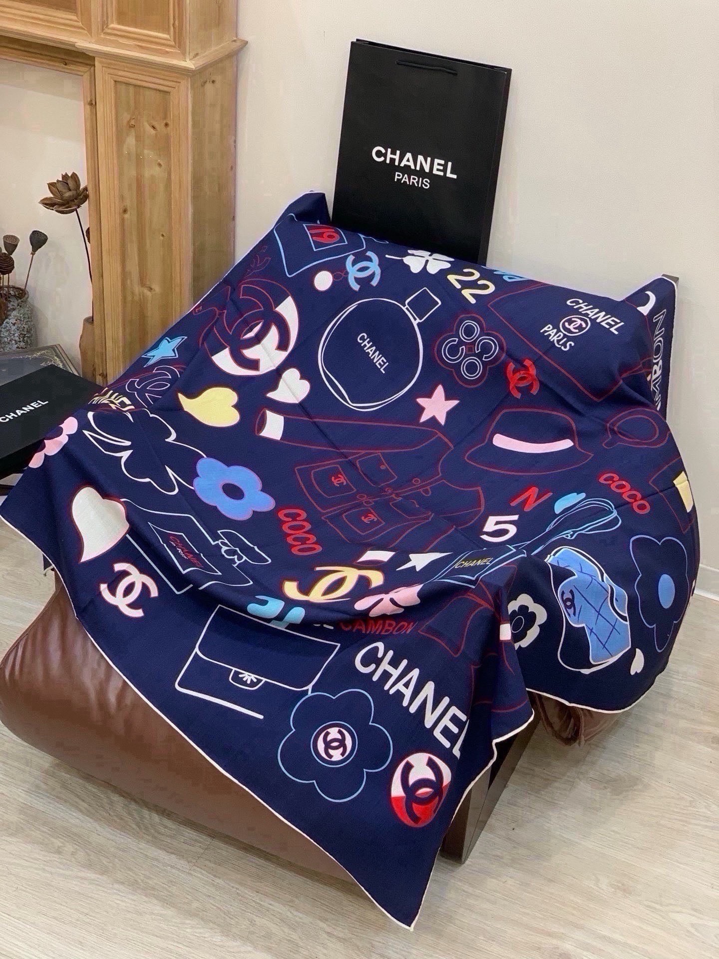 🆕 高级成衣系列~Chanel 【140双面同色丝绒披肩】 此系列谱写一曲自由轻灵的赞歌 本系列作品创新演绎品牌的 🆕 高级成衣系列~Chanel 【140双面同色丝绒披肩】 此系列谱写一曲自由轻灵的赞歌 本系列作品创新演绎品牌的