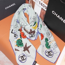 🆕 Chanel 🌊✨🐚💙Coco Beach 140双面丝绒披肩 26秋冬新品~ 被它的印花治愈,Coco Bea 🆕 Chanel 🌊✨🐚💙Coco Beach 140双面丝绒披肩 26秋冬新品~ 被它的印花治愈,Coco Bea