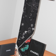 🆕 Chanel 🌊✨🐚💙Coco Beach 140双面丝绒披肩 26秋冬新品~ 被它的印花治愈,Coco Bea 🆕 Chanel 🌊✨🐚💙Coco Beach 140双面丝绒披肩 26秋冬新品~ 被它的印花治愈,Coco Bea