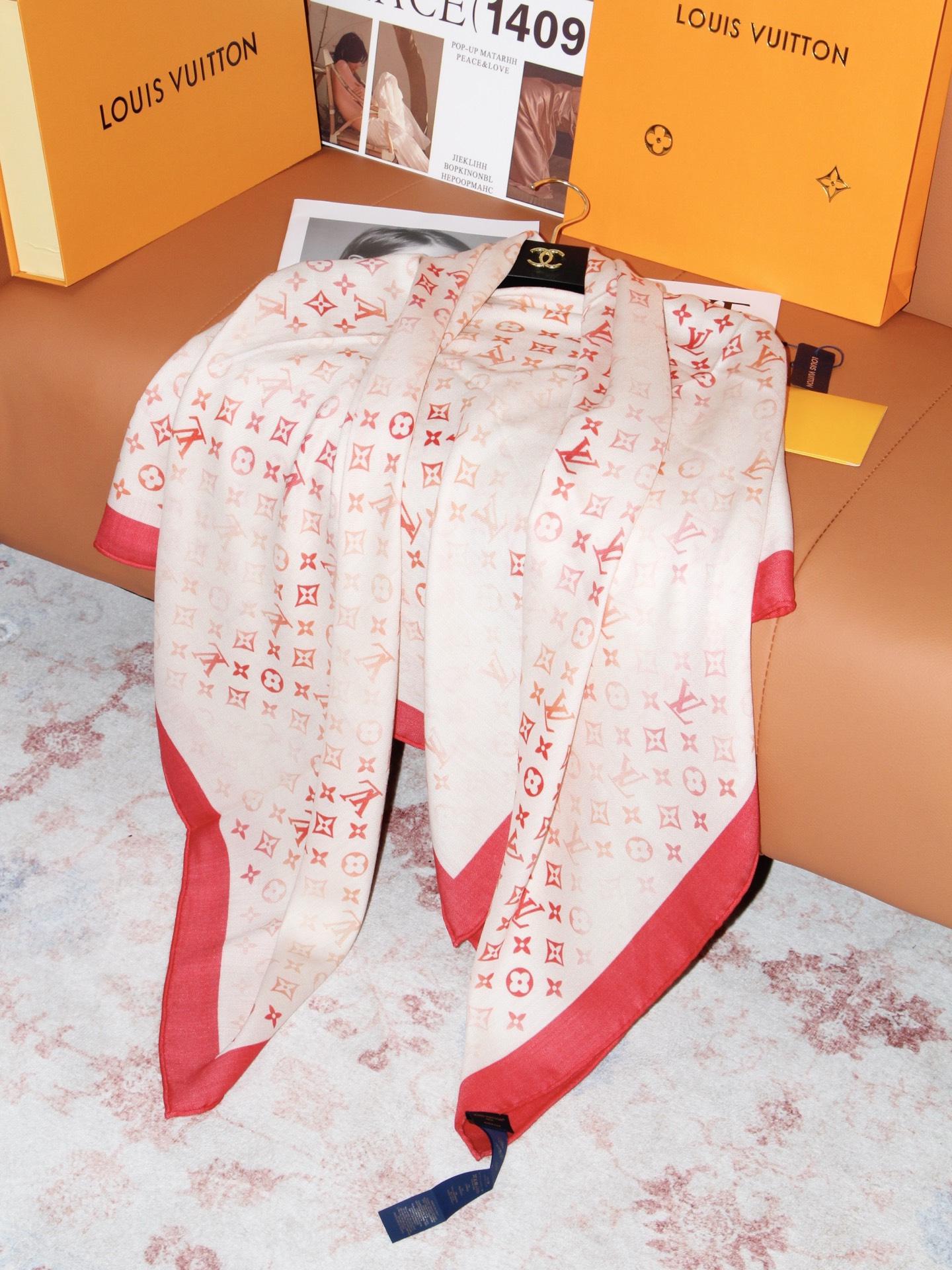 🆕  LV x TM 140披肩 【140顶级丝绒双面同色披肩】 本款L Multicolor披肩出自路易威登与知名日本