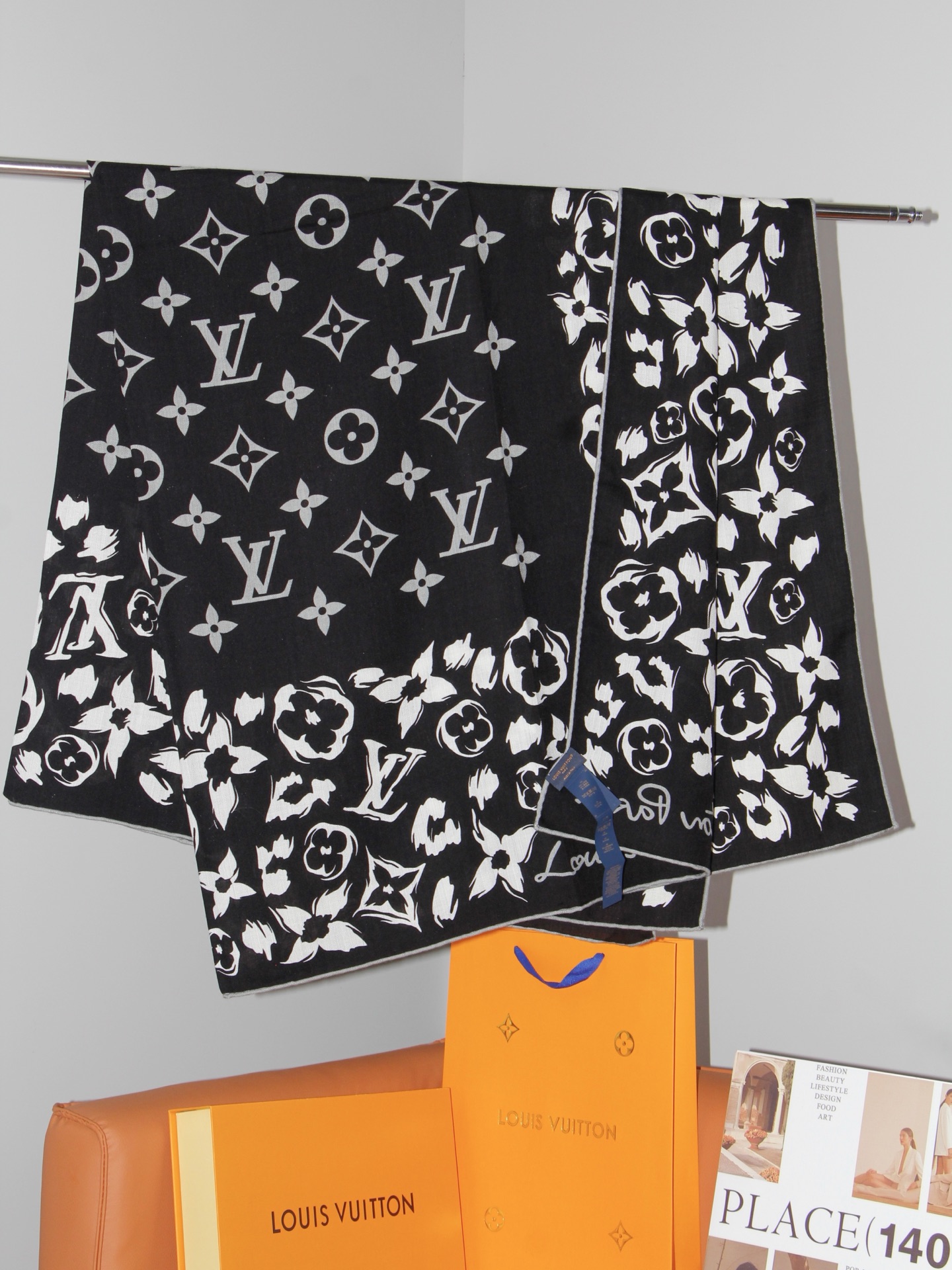 🆕 LV SAFARI SQUARE 140丝绒方巾 LV Safari 方巾取材细腻丝绒、以中央 Monogram 🆕 LV SAFARI SQUARE 140丝绒方巾 LV Safari 方巾取材细腻丝绒、以中央 Monogram