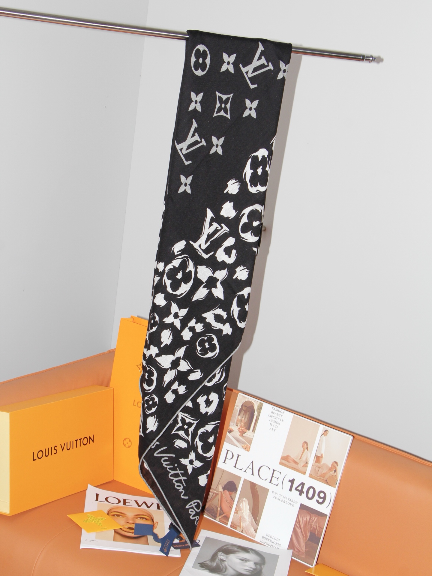 🆕 LV SAFARI SQUARE 140丝绒方巾 LV Safari 方巾取材细腻丝绒、以中央 Monogram 🆕 LV SAFARI SQUARE 140丝绒方巾 LV Safari 方巾取材细腻丝绒、以中央 Monogram
