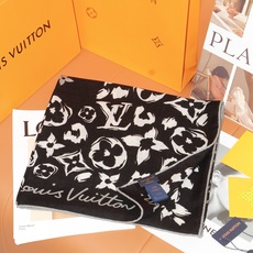 🆕 LV SAFARI SQUARE 140丝绒方巾 LV Safari 方巾取材细腻丝绒、以中央 Monogram 🆕 LV SAFARI SQUARE 140丝绒方巾 LV Safari 方巾取材细腻丝绒、以中央 Monogram