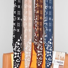 🆕 LV SAFARI SQUARE 140丝绒方巾 LV Safari 方巾取材细腻丝绒、以中央 Monogram 🆕 LV SAFARI SQUARE 140丝绒方巾 LV Safari 方巾取材细腻丝绒、以中央 Monogram