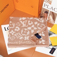 🆕 LV SAFARI SQUARE 140丝绒方巾 LV Safari 方巾取材细腻丝绒、以中央 Monogram 🆕 LV SAFARI SQUARE 140丝绒方巾 LV Safari 方巾取材细腻丝绒、以中央 Monogram