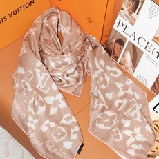 🆕 LV SAFARI SQUARE 140丝绒方巾 LV Safari 方巾取材细腻丝绒、以中央 Monogram 🆕 LV SAFARI SQUARE 140丝绒方巾 LV Safari 方巾取材细腻丝绒、以中央 Monogram