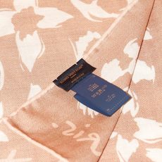 🆕 LV SAFARI SQUARE 140丝绒方巾 LV Safari 方巾取材细腻丝绒、以中央 Monogram 🆕 LV SAFARI SQUARE 140丝绒方巾 LV Safari 方巾取材细腻丝绒、以中央 Monogram