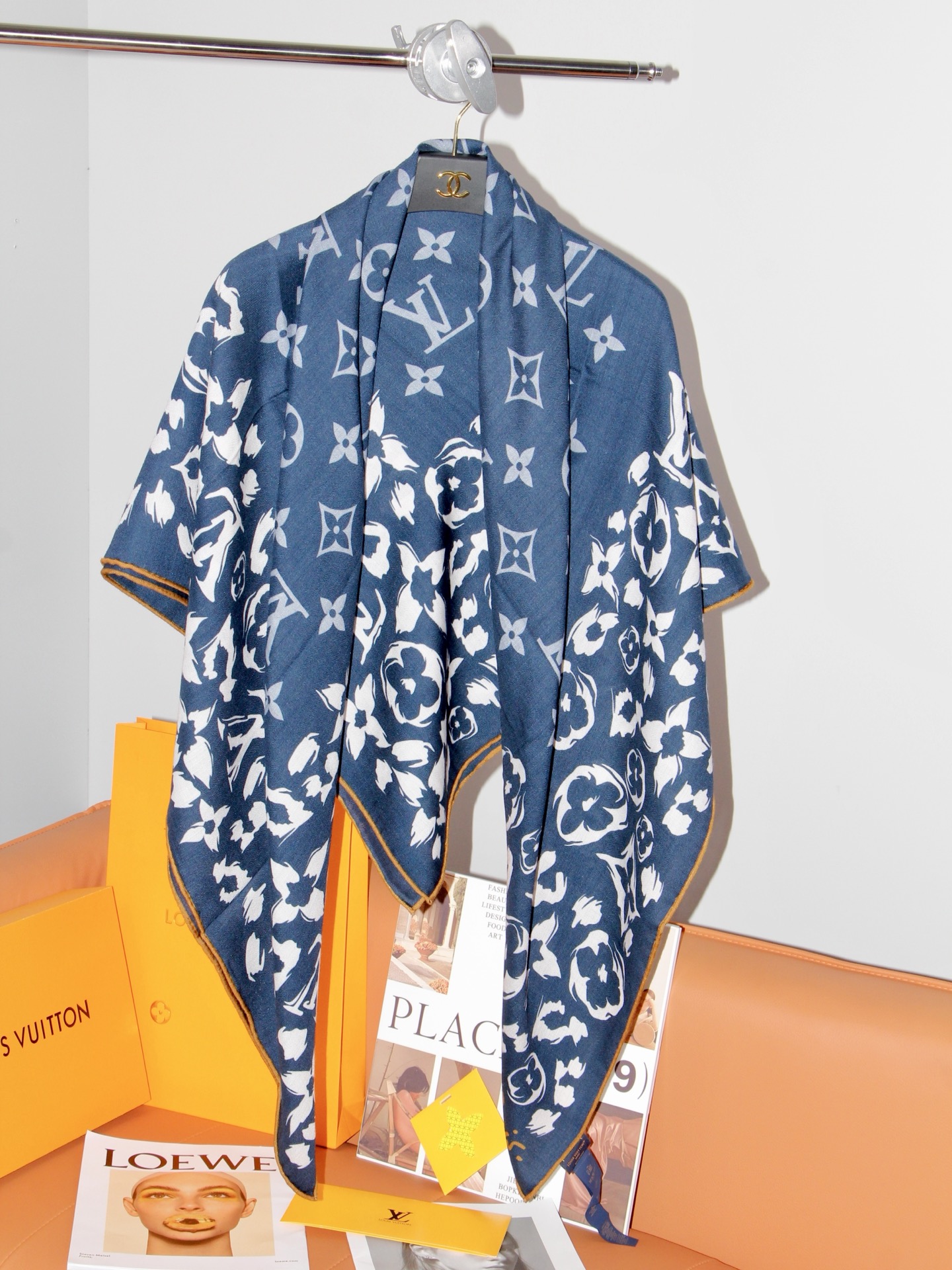 🆕 LV SAFARI SQUARE 140丝绒方巾 LV Safari 方巾取材细腻丝绒、以中央 Monogram 🆕 LV SAFARI SQUARE 140丝绒方巾 LV Safari 方巾取材细腻丝绒、以中央 Monogram
