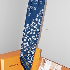 🆕 LV SAFARI SQUARE 140丝绒方巾 LV Safari 方巾取材细腻丝绒、以中央 Monogram 🆕 LV SAFARI SQUARE 140丝绒方巾 LV Safari 方巾取材细腻丝绒、以中央 Monogram