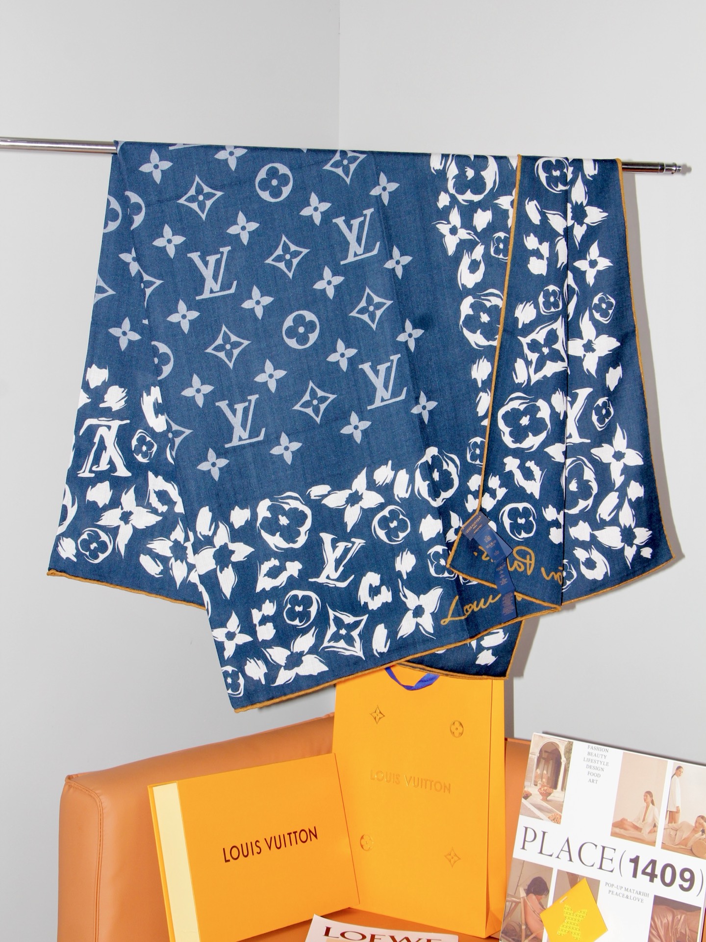 🆕 LV SAFARI SQUARE 140丝绒方巾 LV Safari 方巾取材细腻丝绒、以中央 Monogram 🆕 LV SAFARI SQUARE 140丝绒方巾 LV Safari 方巾取材细腻丝绒、以中央 Monogram