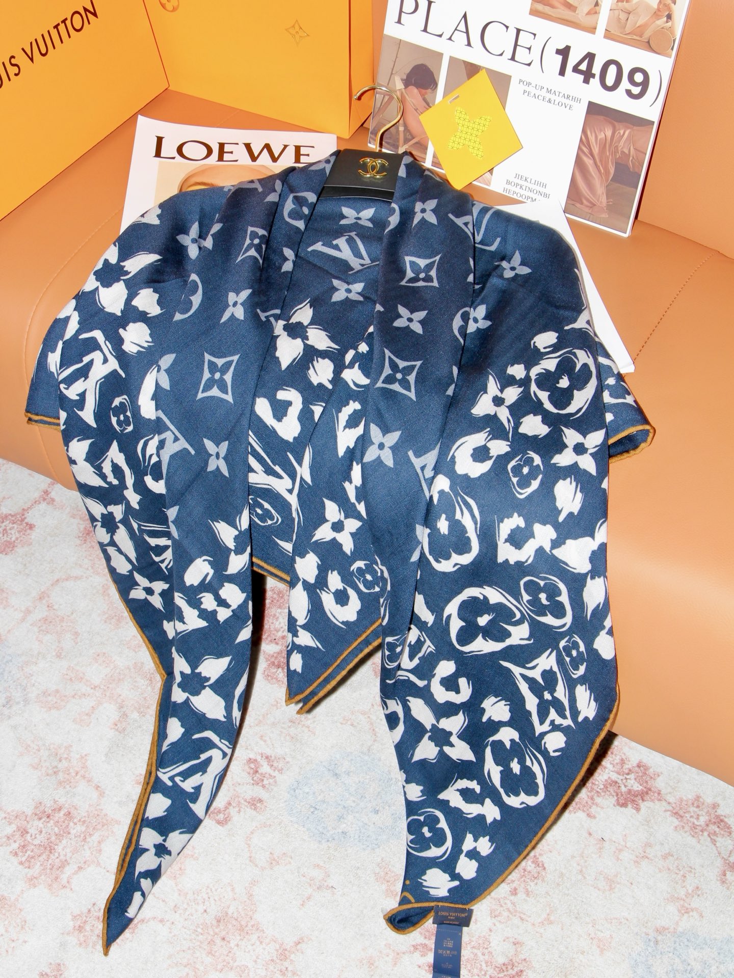 🆕 LV SAFARI SQUARE 140丝绒方巾 LV Safari 方巾取材细腻丝绒、以中央 Monogram 🆕 LV SAFARI SQUARE 140丝绒方巾 LV Safari 方巾取材细腻丝绒、以中央 Monogram