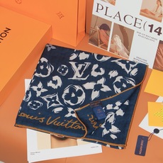 🆕 LV SAFARI SQUARE 140丝绒方巾 LV Safari 方巾取材细腻丝绒、以中央 Monogram 🆕 LV SAFARI SQUARE 140丝绒方巾 LV Safari 方巾取材细腻丝绒、以中央 Monogram