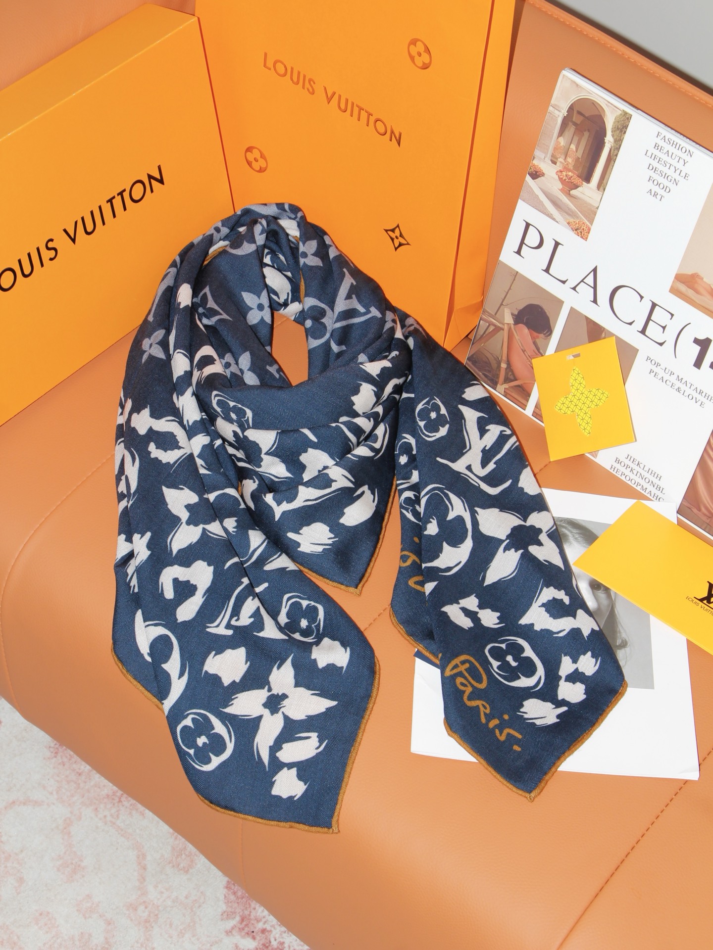 🆕 LV SAFARI SQUARE 140丝绒方巾 LV Safari 方巾取材细腻丝绒、以中央 Monogram 🆕 LV SAFARI SQUARE 140丝绒方巾 LV Safari 方巾取材细腻丝绒、以中央 Monogram