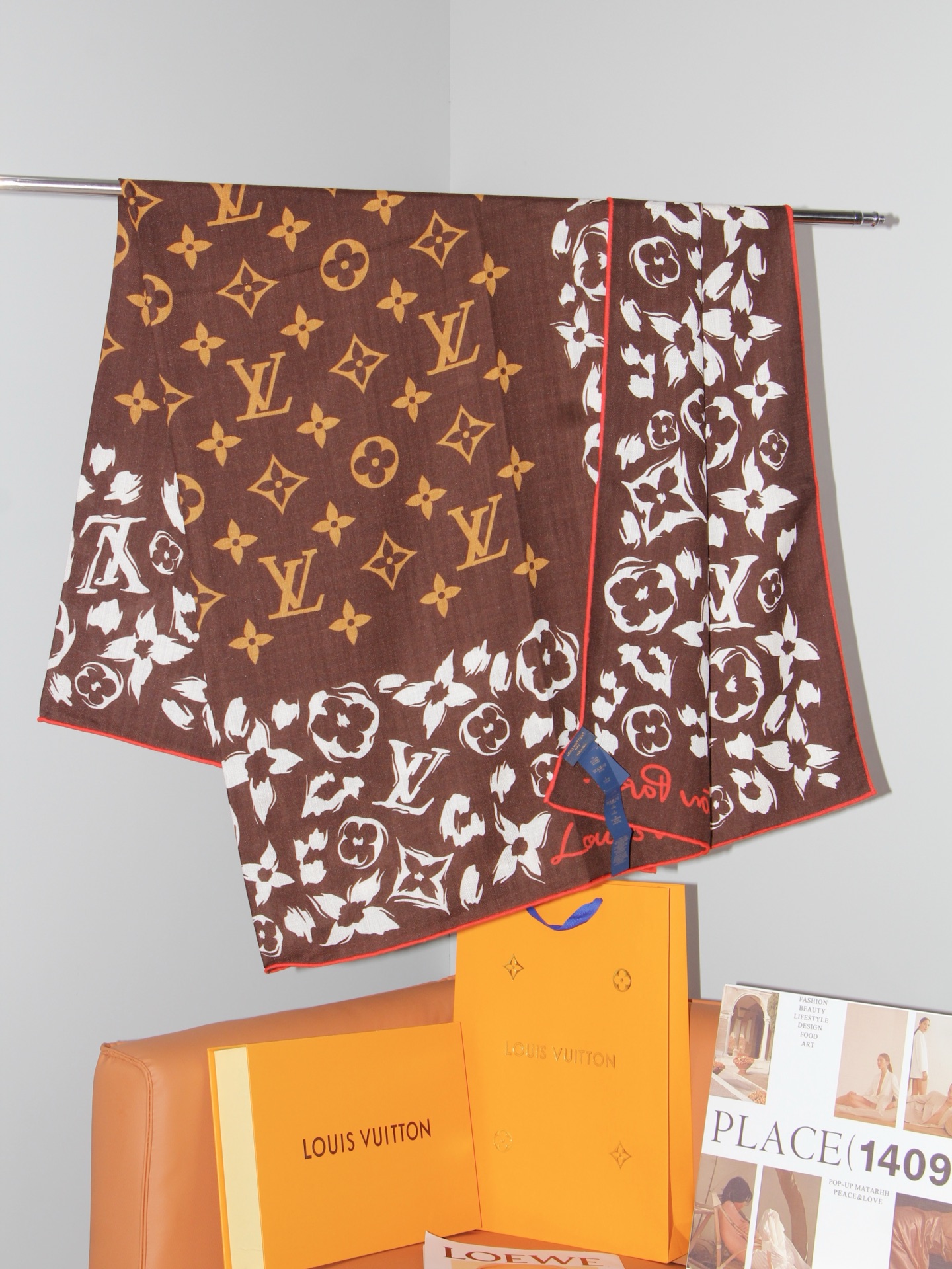 🆕   LV SAFARI SQUARE 140丝绒方巾 LV Safari 方巾取材细腻丝绒、以中央 Monogram