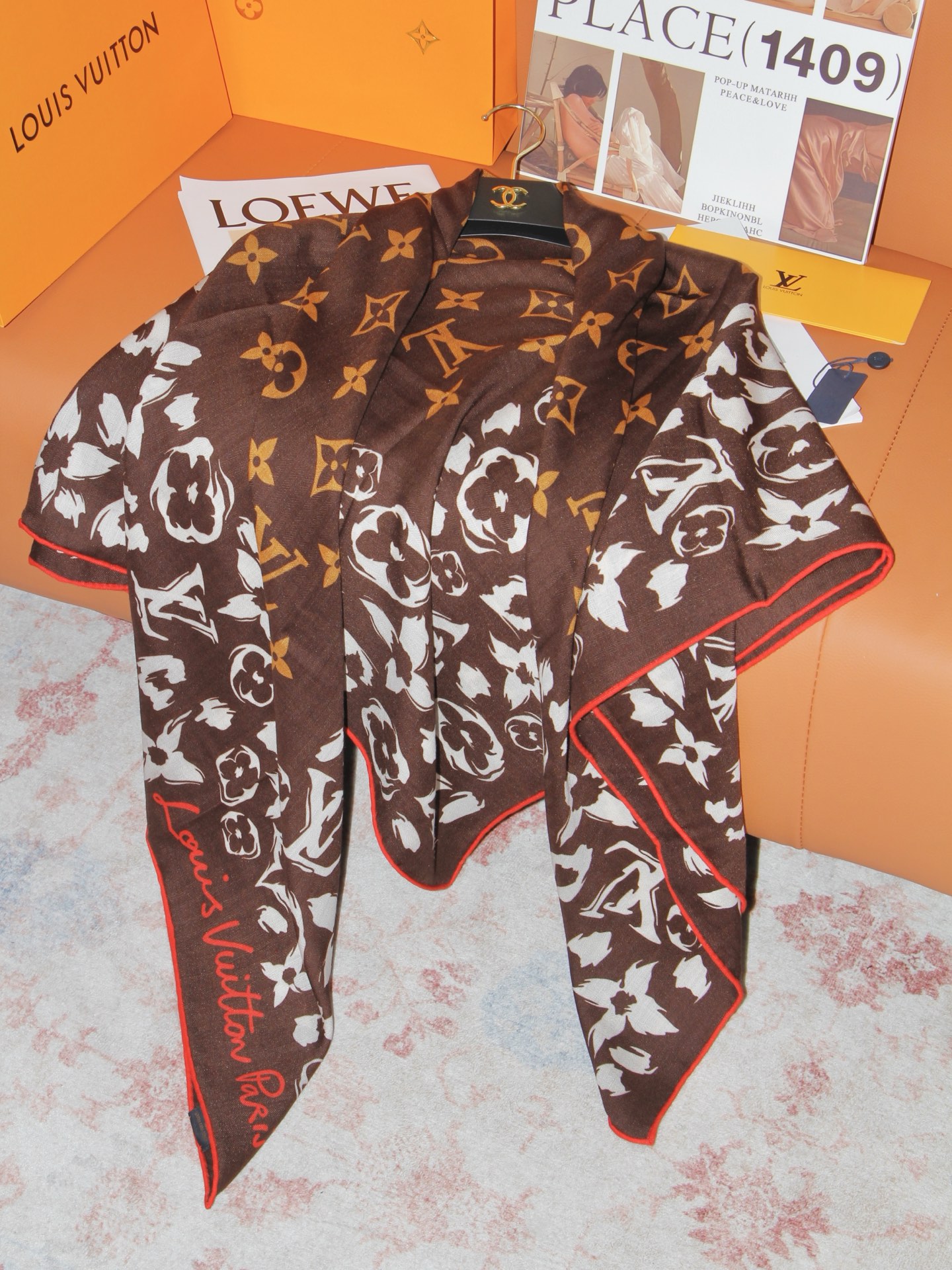 🆕   LV SAFARI SQUARE 140丝绒方巾 LV Safari 方巾取材细腻丝绒、以中央 Monogram