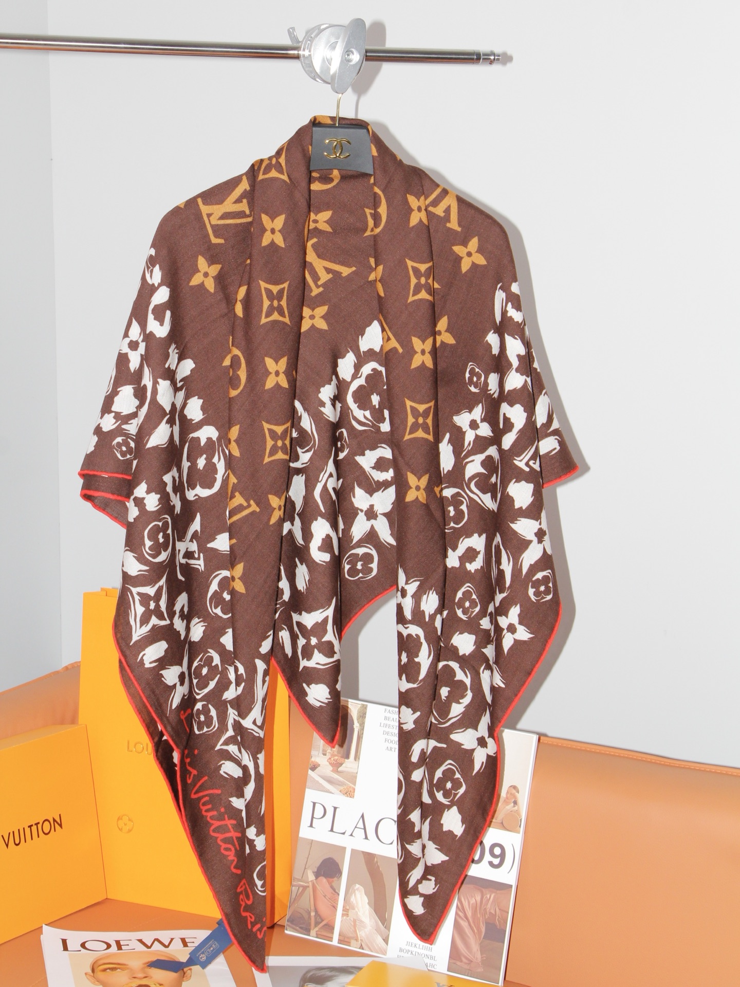 🆕   LV SAFARI SQUARE 140丝绒方巾 LV Safari 方巾取材细腻丝绒、以中央 Monogram