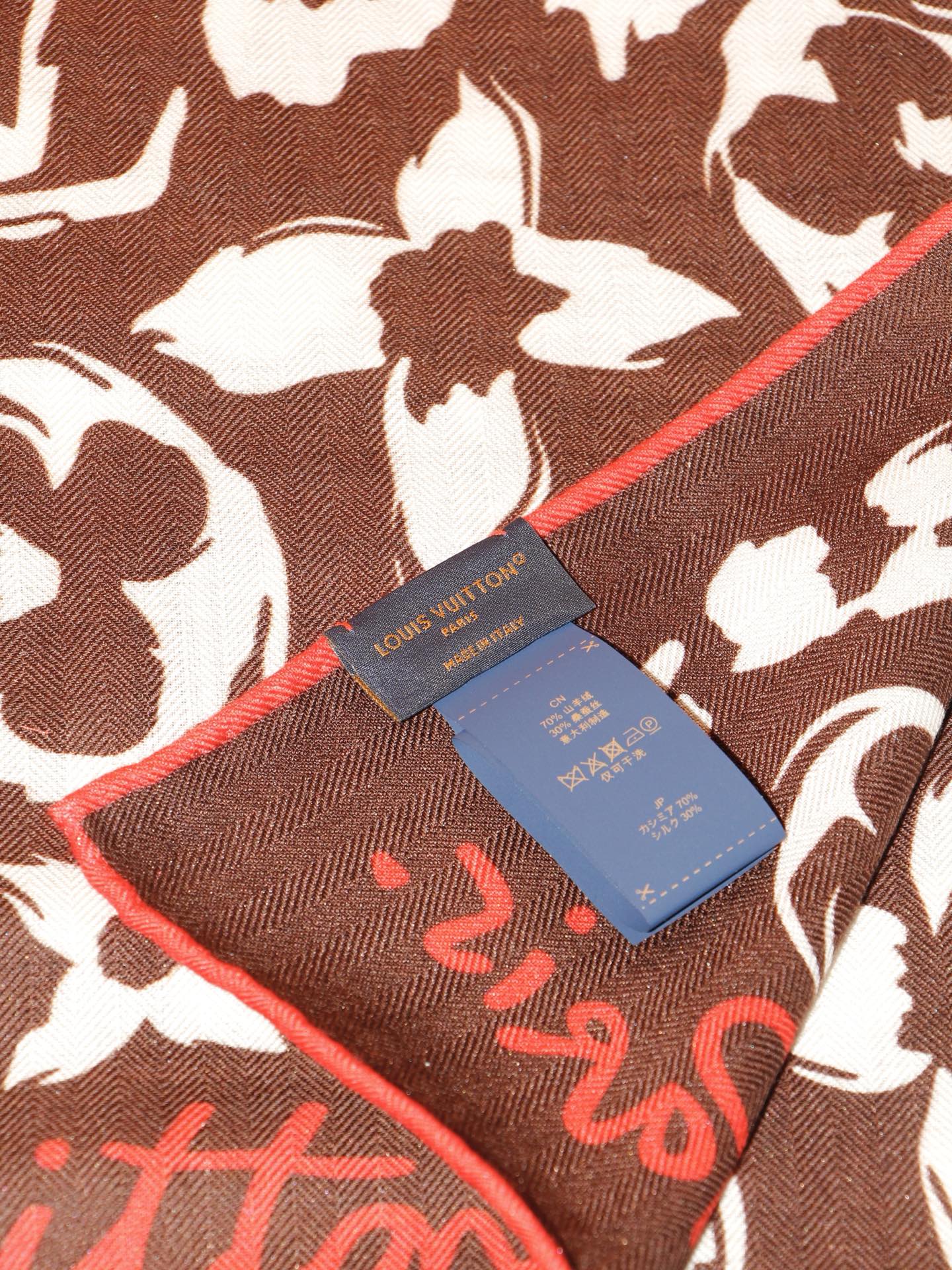 🆕   LV SAFARI SQUARE 140丝绒方巾 LV Safari 方巾取材细腻丝绒、以中央 Monogram