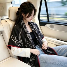 🆕 Chanel ~山茶花、口红、经典双C组合设计 140双面丝绒披肩~26秋冬新品 手工卷边丝绒方巾(30%桑蚕丝 🆕 Chanel ~山茶花、口红、经典双C组合设计 140双面丝绒披肩~26秋冬新品 手工卷边丝绒方巾(30%桑蚕丝