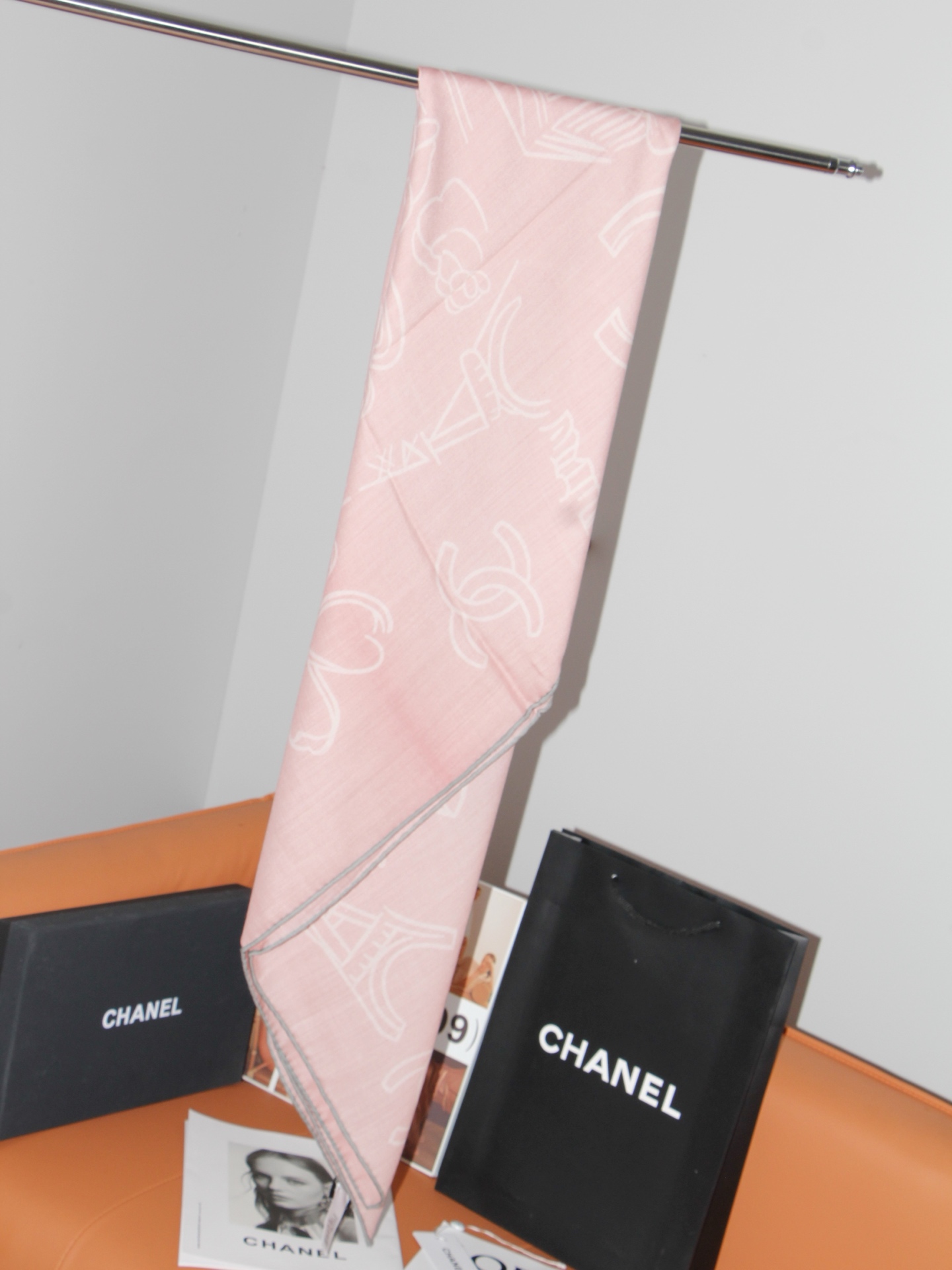 🆕 Chanel ~山茶花、口红、经典双C组合设计 140双面丝绒披肩~26秋冬新品 手工卷边丝绒方巾(30%桑蚕丝 🆕 Chanel ~山茶花、口红、经典双C组合设计 140双面丝绒披肩~26秋冬新品 手工卷边丝绒方巾(30%桑蚕丝