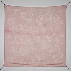 🆕 Chanel ~山茶花、口红、经典双C组合设计 140双面丝绒披肩~26秋冬新品 手工卷边丝绒方巾(30%桑蚕丝 🆕 Chanel ~山茶花、口红、经典双C组合设计 140双面丝绒披肩~26秋冬新品 手工卷边丝绒方巾(30%桑蚕丝