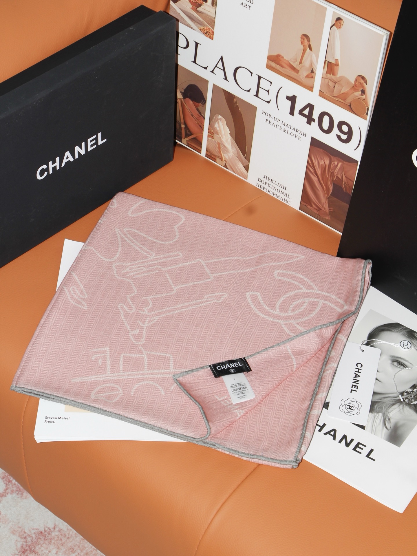 🆕 Chanel ~山茶花、口红、经典双C组合设计 140双面丝绒披肩~26秋冬新品 手工卷边丝绒方巾(30%桑蚕丝 🆕 Chanel ~山茶花、口红、经典双C组合设计 140双面丝绒披肩~26秋冬新品 手工卷边丝绒方巾(30%桑蚕丝
