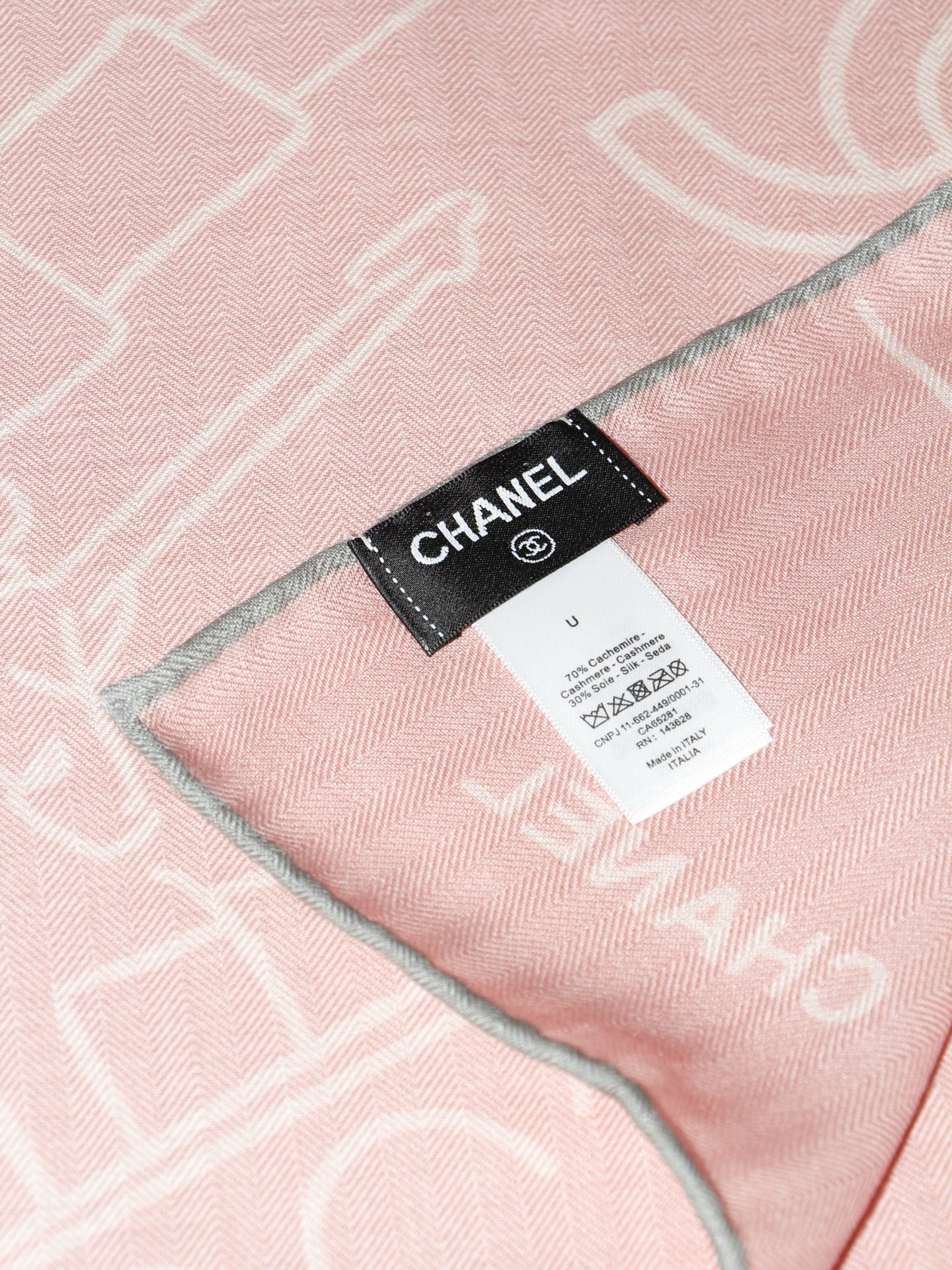 🆕 Chanel ~山茶花、口红、经典双C组合设计 140双面丝绒披肩~26秋冬新品 手工卷边丝绒方巾(30%桑蚕丝 🆕 Chanel ~山茶花、口红、经典双C组合设计 140双面丝绒披肩~26秋冬新品 手工卷边丝绒方巾(30%桑蚕丝