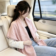🆕 Chanel ~山茶花、口红、经典双C组合设计 140双面丝绒披肩~26秋冬新品 手工卷边丝绒方巾(30%桑蚕丝 🆕 Chanel ~山茶花、口红、经典双C组合设计 140双面丝绒披肩~26秋冬新品 手工卷边丝绒方巾(30%桑蚕丝