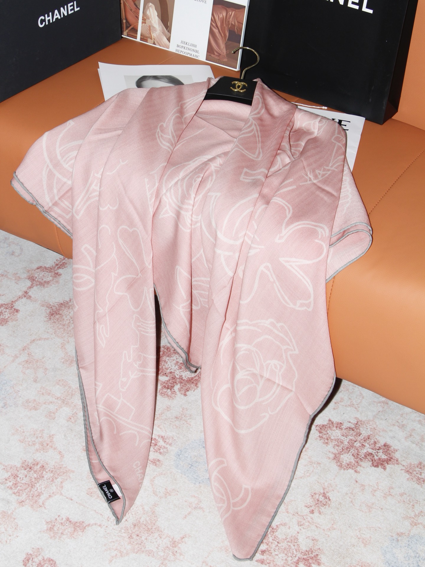 🆕 Chanel ~山茶花、口红、经典双C组合设计 140双面丝绒披肩~26秋冬新品 手工卷边丝绒方巾(30%桑蚕丝 🆕 Chanel ~山茶花、口红、经典双C组合设计 140双面丝绒披肩~26秋冬新品 手工卷边丝绒方巾(30%桑蚕丝