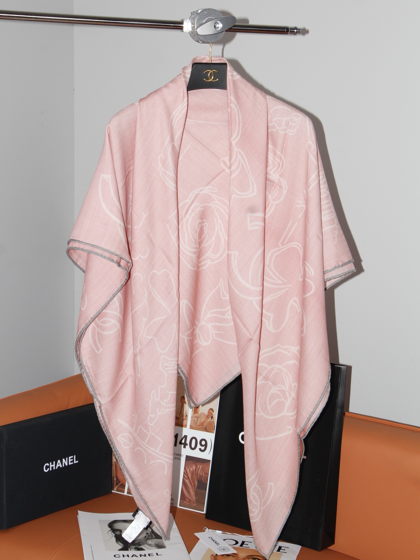🆕 Chanel ~山茶花、口红、经典双C组合设计 140双面丝绒披肩~26秋冬新品 手工卷边丝绒方巾(30%桑蚕丝 🆕 Chanel ~山茶花、口红、经典双C组合设计 140双面丝绒披肩~26秋冬新品 手工卷边丝绒方巾(30%桑蚕丝