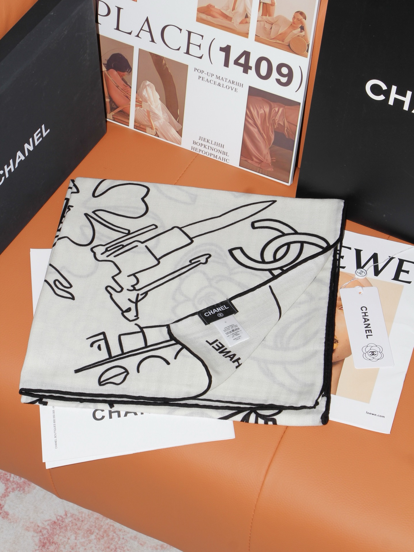 🆕   Chanel ~山茶花、口红、经典双C组合设计 140双面丝绒披肩～26秋冬新品 手工卷边丝绒方巾（30%桑蚕丝