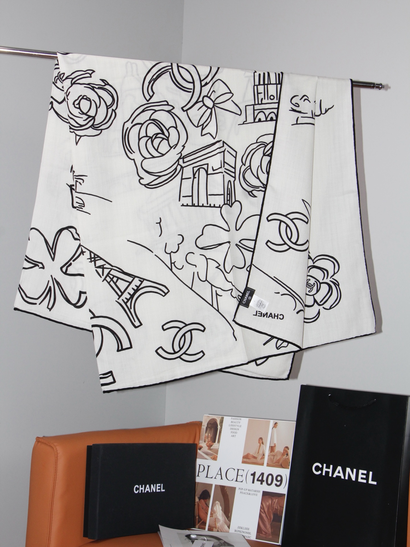 🆕   Chanel ~山茶花、口红、经典双C组合设计 140双面丝绒披肩～26秋冬新品 手工卷边丝绒方巾（30%桑蚕丝