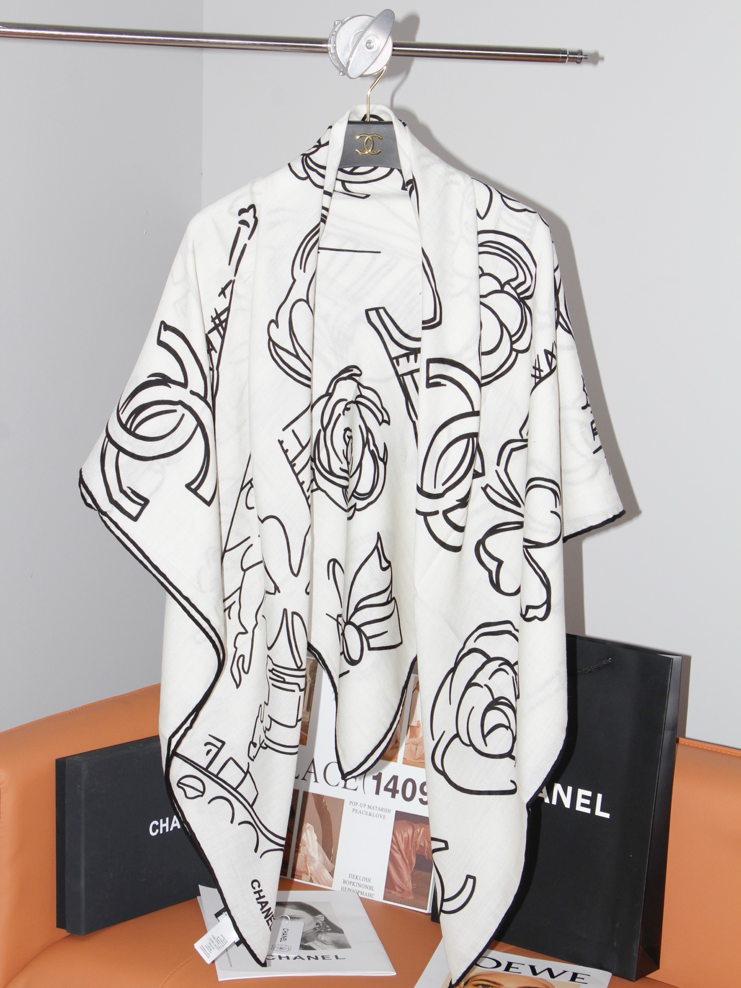 🆕   Chanel ~山茶花、口红、经典双C组合设计 140双面丝绒披肩～26秋冬新品 手工卷边丝绒方巾（30%桑蚕丝