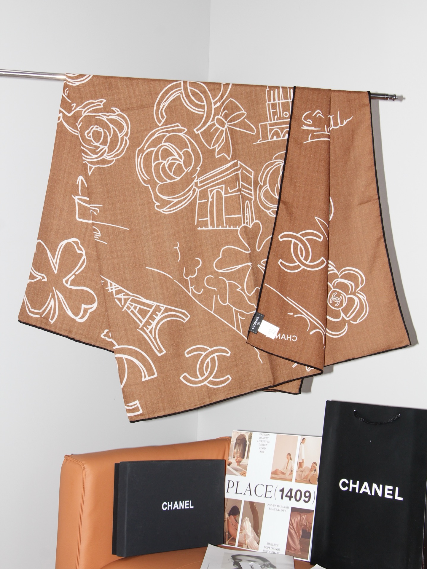 🆕   Chanel ~山茶花、口红、经典双C组合设计 140双面丝绒披肩～26秋冬新品 手工卷边丝绒方巾（30%桑蚕丝