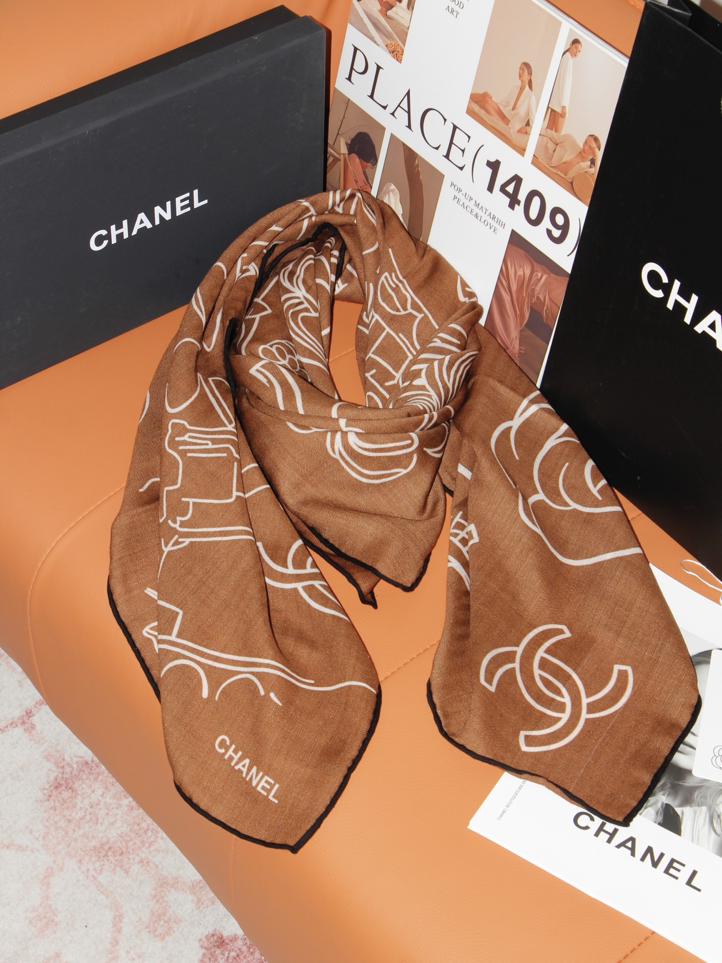 🆕   Chanel ~山茶花、口红、经典双C组合设计 140双面丝绒披肩～26秋冬新品 手工卷边丝绒方巾（30%桑蚕丝