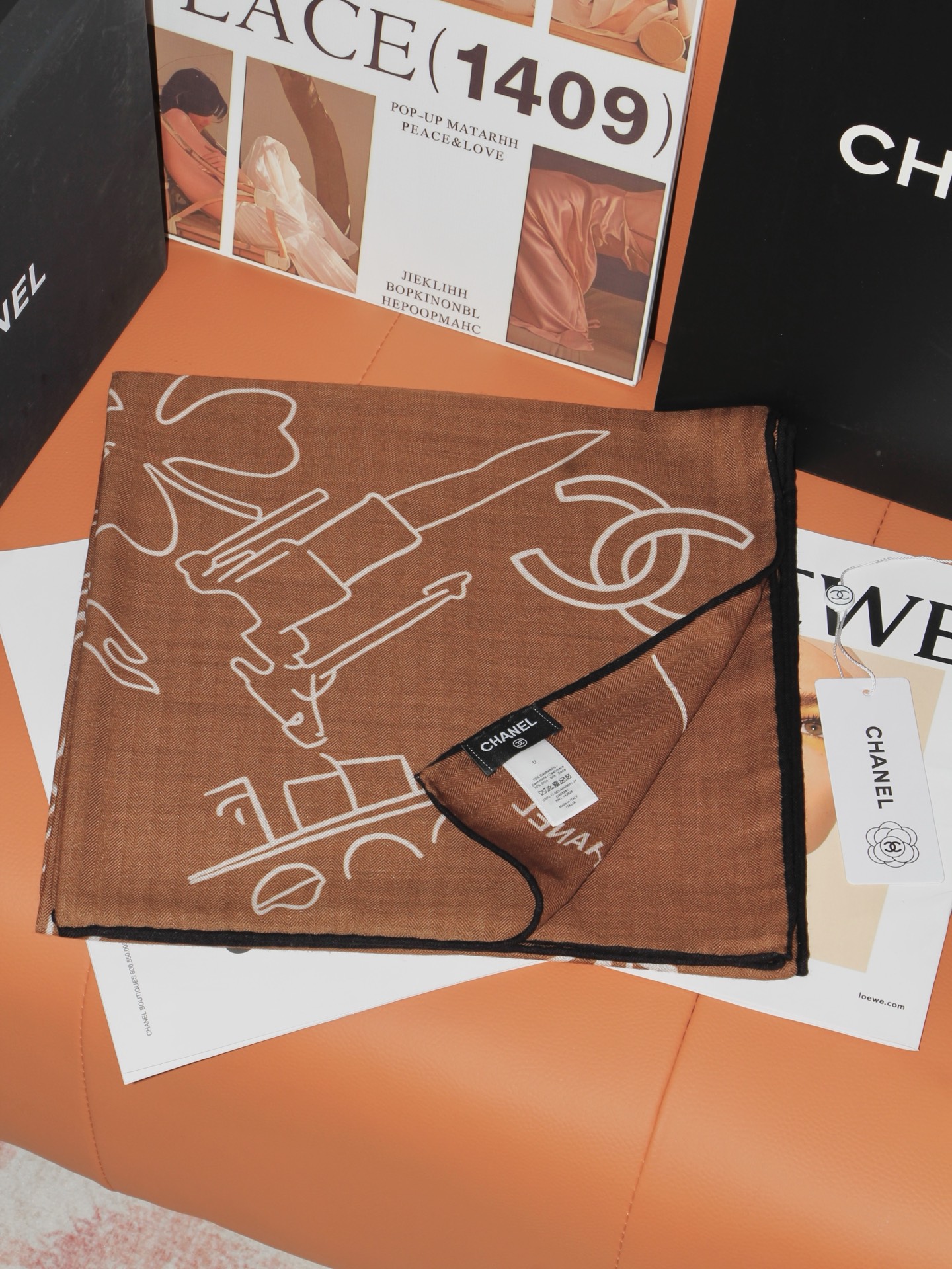 🆕   Chanel ~山茶花、口红、经典双C组合设计 140双面丝绒披肩～26秋冬新品 手工卷边丝绒方巾（30%桑蚕丝