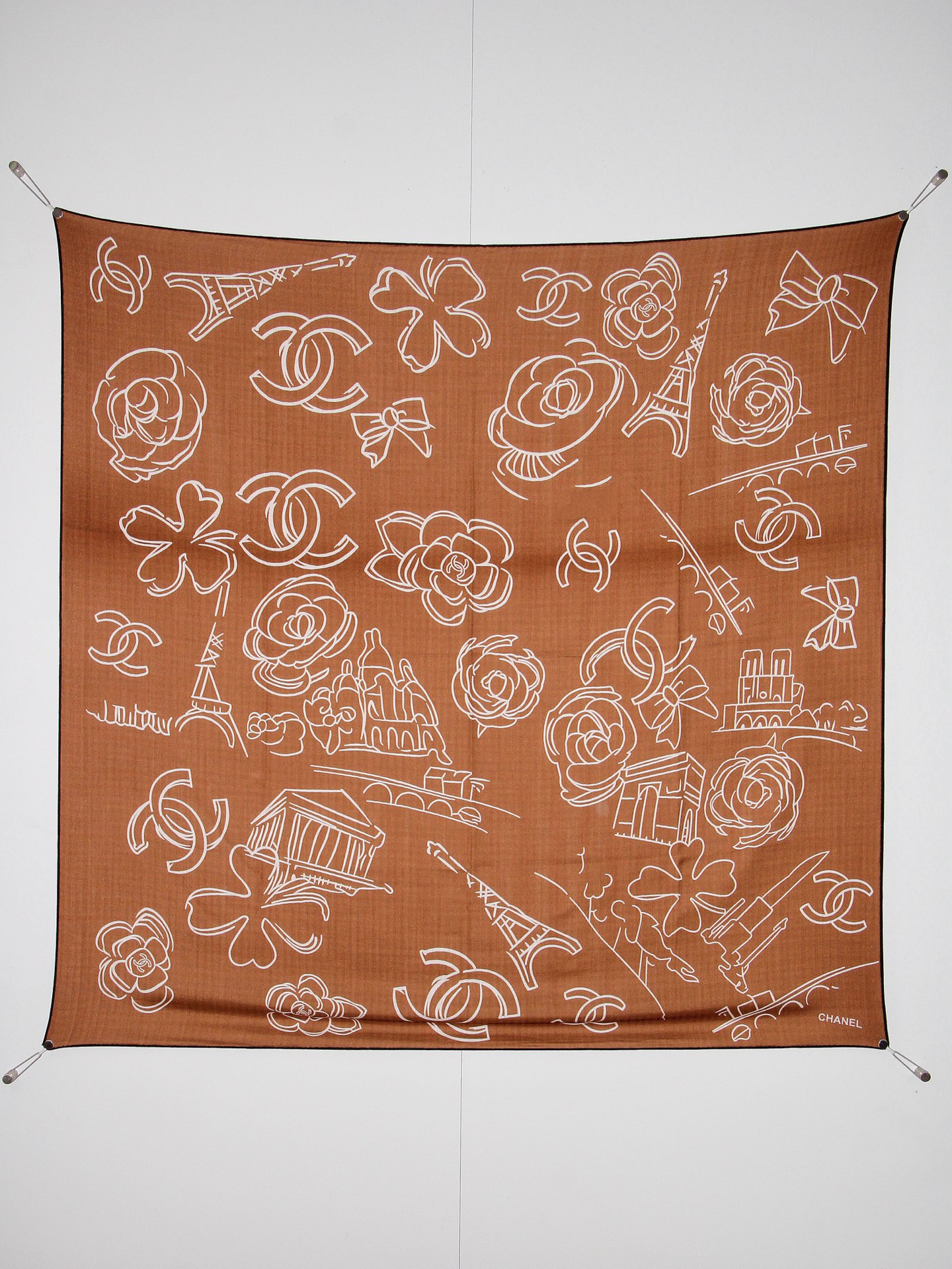 🆕   Chanel ~山茶花、口红、经典双C组合设计 140双面丝绒披肩～26秋冬新品 手工卷边丝绒方巾（30%桑蚕丝