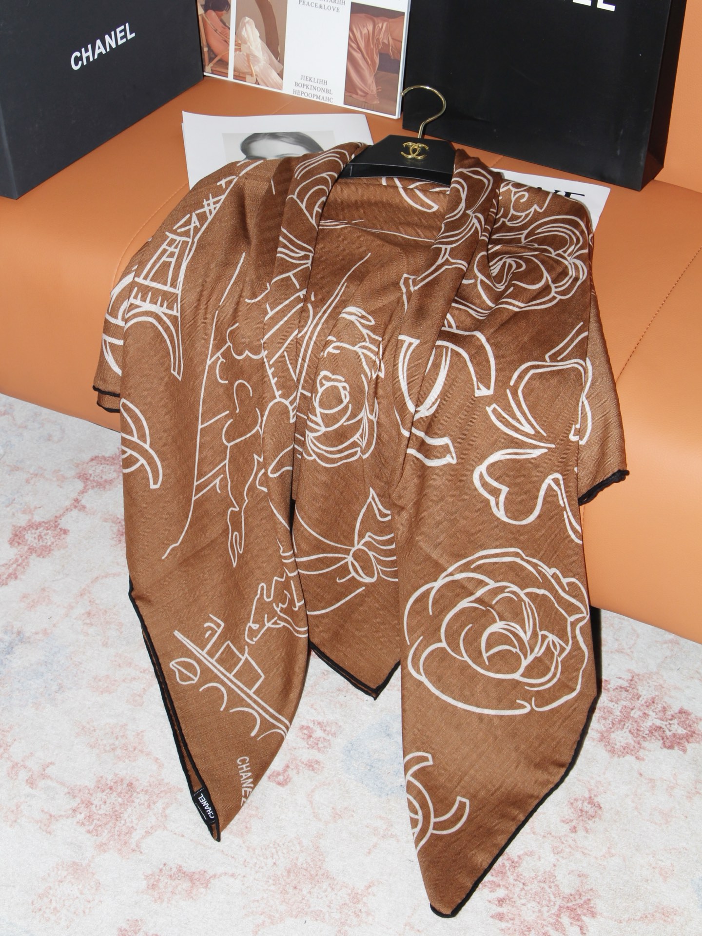 🆕   Chanel ~山茶花、口红、经典双C组合设计 140双面丝绒披肩～26秋冬新品 手工卷边丝绒方巾（30%桑蚕丝