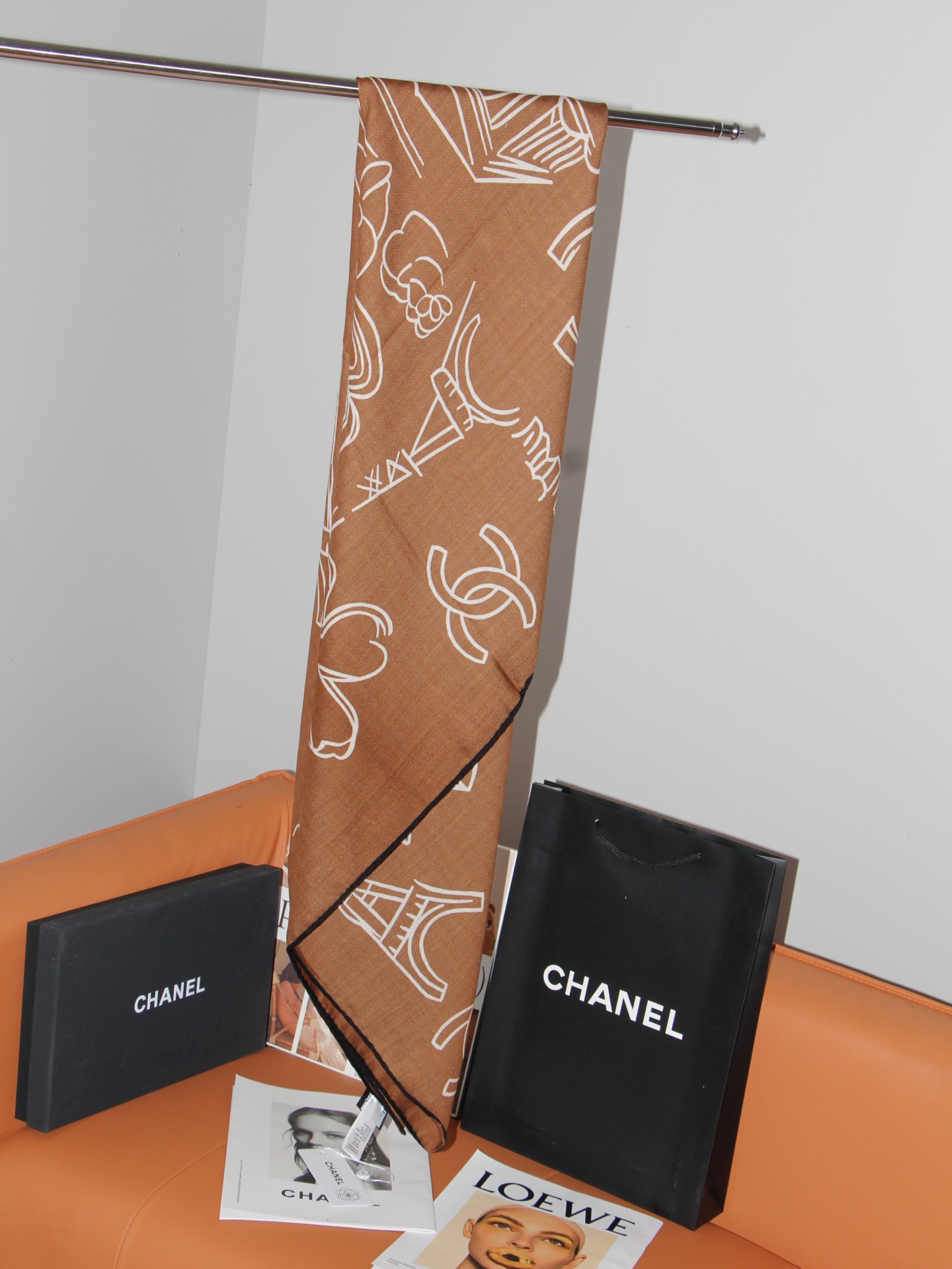 🆕   Chanel ~山茶花、口红、经典双C组合设计 140双面丝绒披肩～26秋冬新品 手工卷边丝绒方巾（30%桑蚕丝