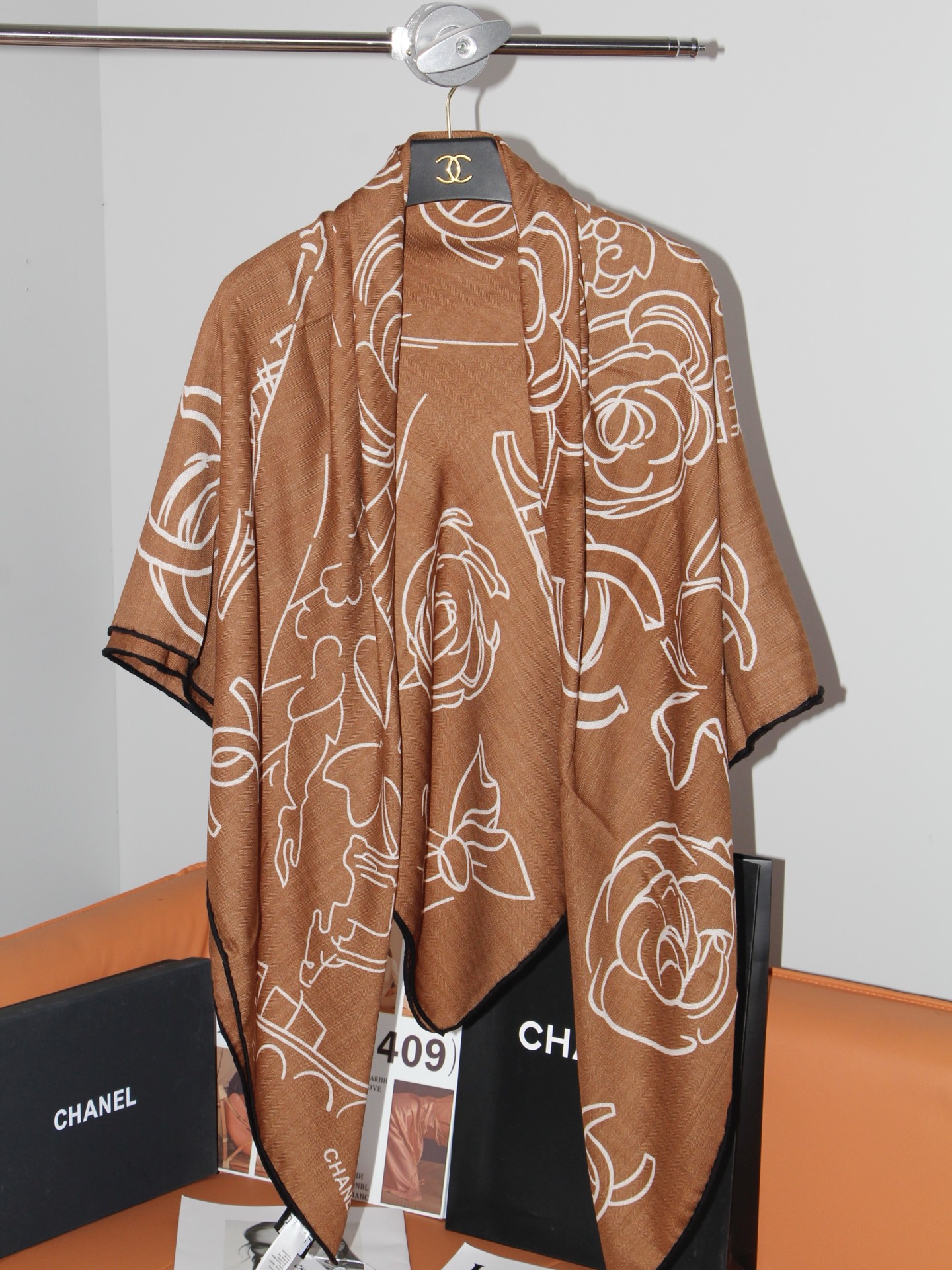 🆕   Chanel ~山茶花、口红、经典双C组合设计 140双面丝绒披肩～26秋冬新品 手工卷边丝绒方巾（30%桑蚕丝
