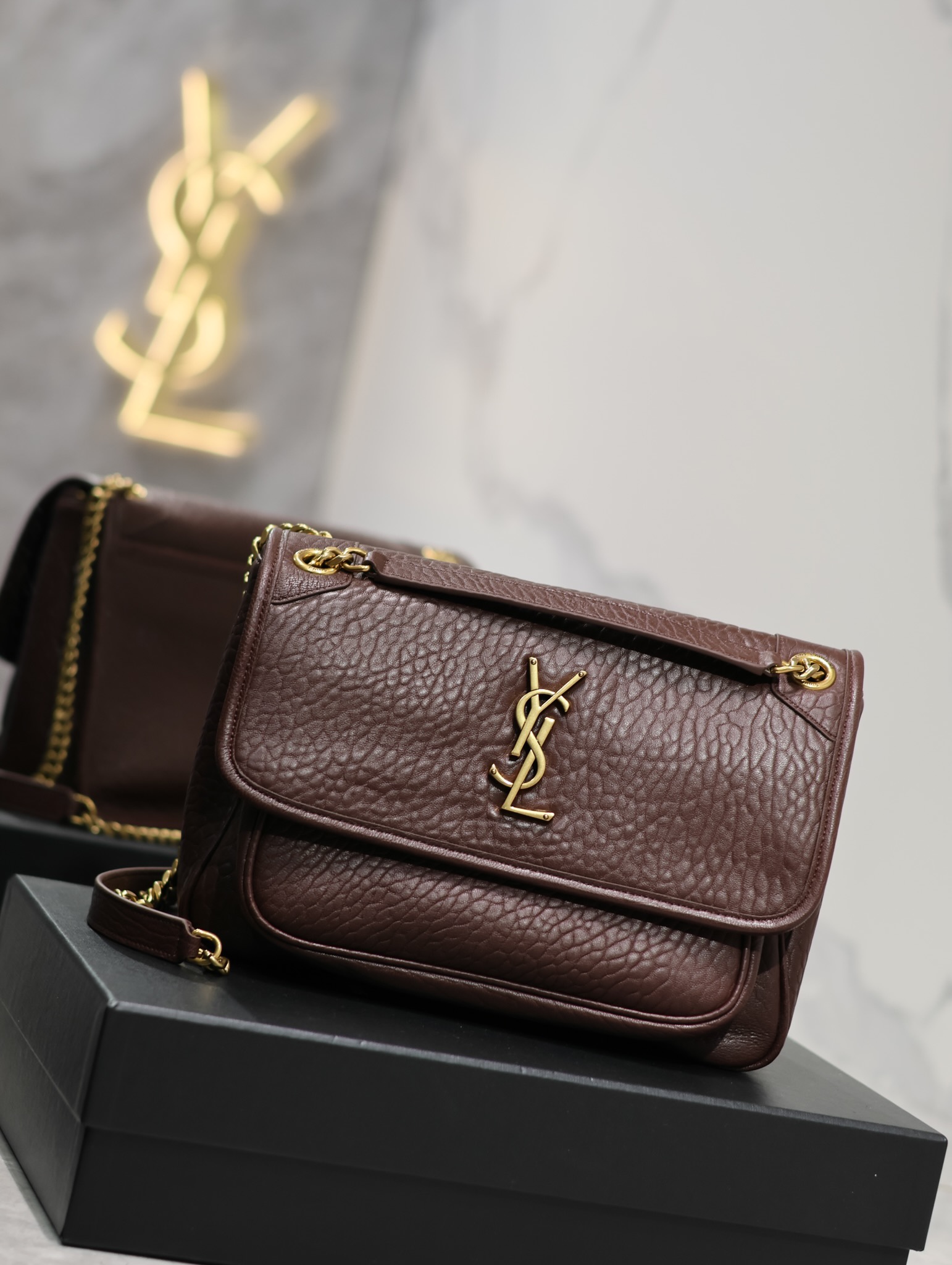 Saint Laurent Ysl niki_28cm brown elephant pattern with gold buckle. The new messenger bag is not too cool. The shape of the bag is good-looking